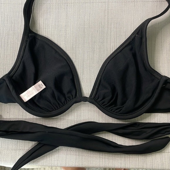 Victoria's Secret Like New Black Triangle Bikini Top With Underwire Size 34B - Picture 3 of 6